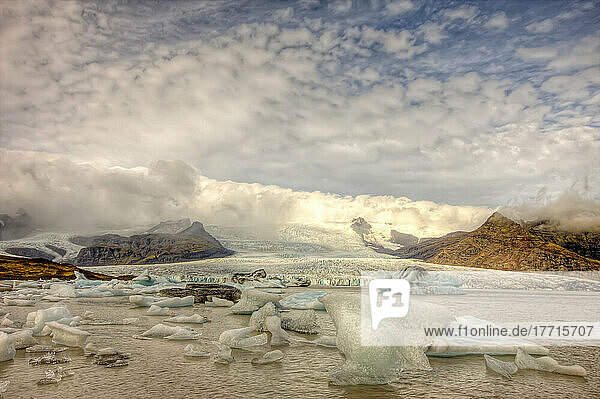 Schmelzende Eisberge in der Gletscherlagune  Jokulsarlon  Island