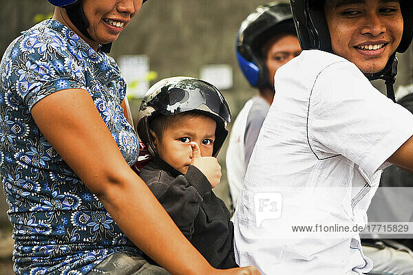 Eine indonesische Familie auf dem Motorrad  Bali  Indonesien