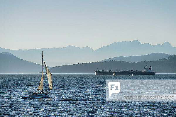 Blick auf English Bay  West Vancouver  Berge jenseits von Howe Sound und Frachter  Vancouver  British Columbia