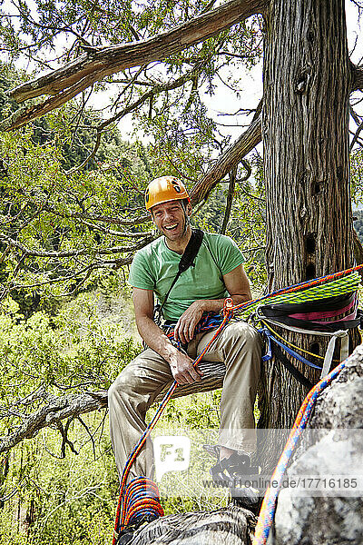 Mann beim Klettern in den Adirondacks; New York  USA