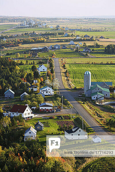 Ansicht von Bauernhöfen und Häusern bei Sonnenaufgang  Dorf Kamouraska  Region Bas-Saint-Laurent  Quebec
