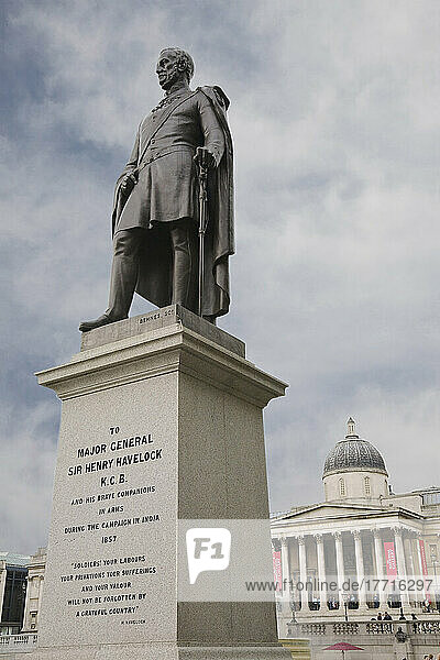 Statue und die Nationalgalerie am Trafalgar Square; London  England