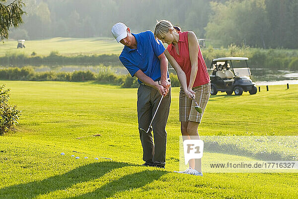 Duncan Savage  Golfprofi  unterrichtet eine Lektion auf dem Whistler Golfplatz; Whistler  British Columbia  Kanada