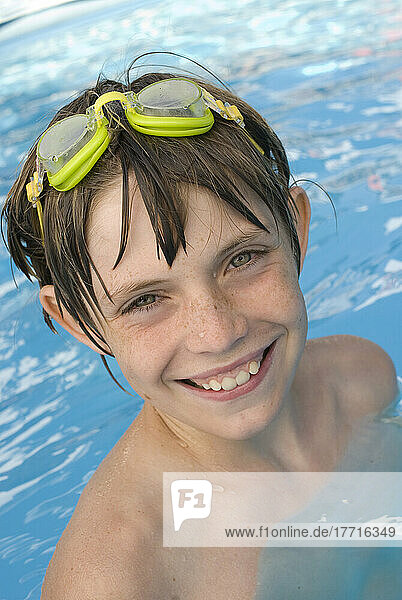 Junge in einem Schwimmbad  Victoria  British Columbia