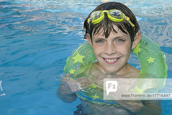 Porträt eines Jungen in einem Schwimmbad  Victoria  British Columbia