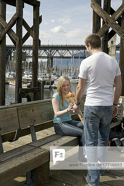 Ehepaar auf einem Dock mit Blumen  Granville Island  Vancouver  British Columbia