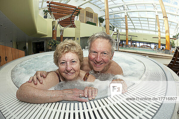 Älteres Paar entspannt sich im Whirlpool auf einem Kreuzfahrtschiff