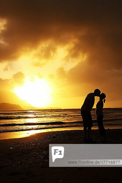 Paar küssen in der Sonnenuntergang Licht in Hanelai Bay  Hawaii