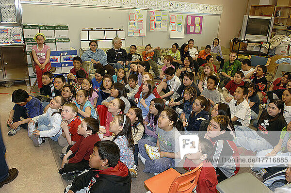 Klassenzimmer mit Kindern  die eine Präsentation anschauen  Cambridge Bay  Nunavut