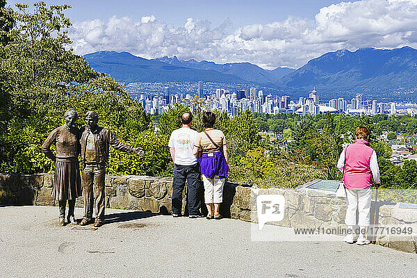 Artist's Choice: Tourist mit Blick auf den Queen Elizabeth Park und die Innenstadt  Vancouver  British Columbia