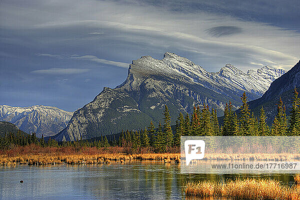 Künstler-Auswahl: Mt. Rundle und Vermillion Lakes im Herbst  Banff National Park  Banff  Alberta