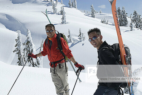 Skifahrer  die unterhalb des First Pump Peak am Mount Seymour stehen  Mount Seymour Provincial Park  Vancouver  British Columbia