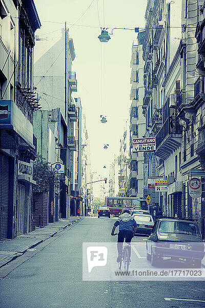 Mann fährt Fahrrad auf einer städtischen Straße  Buenos Aires  Argentinien