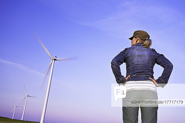 Auswahl des Künstlers: Frau blickt in Richtung Windkraftanlagen  St. Leon  Manitoba