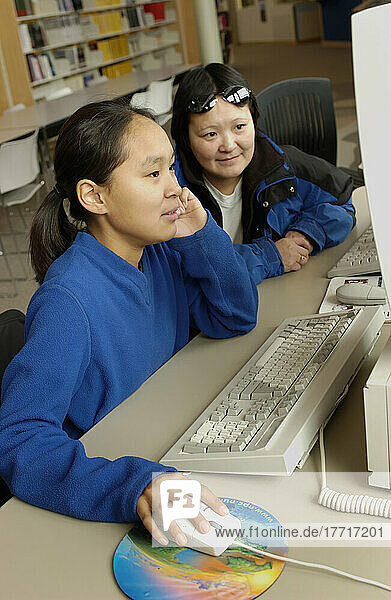 Mutter und Tochter am Computer  Bibliothek  Cambridge Bay  Nunavut.
