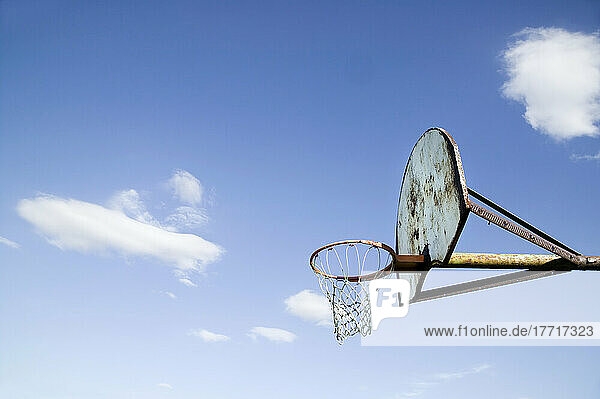 Alter Basketballkorb gegen den Himmel  Handel  Saskatchewan