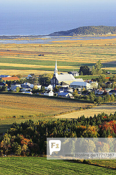 Blick auf das Dorf Kamouraska und den St. Lawrence River bei Sonnenaufgang  Region Bas-Saint-Laurent  Quebec