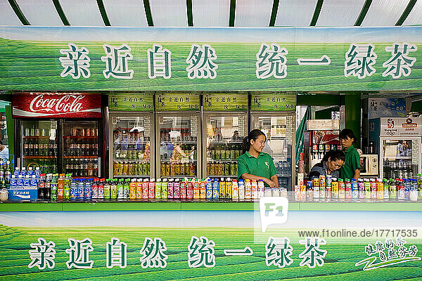 Lebensmittelverkäufer bieten entlang einer Straße in Peking  China  neben exotischen Getränken die wichtigsten Markennamen zum Verkauf an