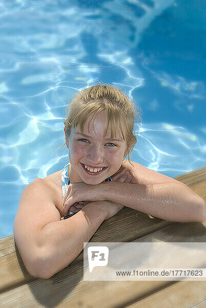 Porträt eines Mädchens in einem Schwimmbad  Victoria  British Columbia