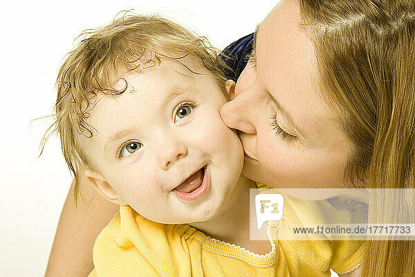 Mutter küsst Baby auf die Wange  Toronto  Ontario