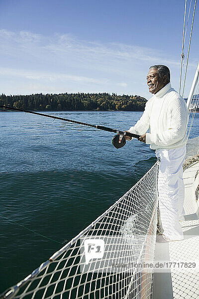 Älterer Mann fischt auf seinem Segelboot  Hafen von Vancouver  Bc