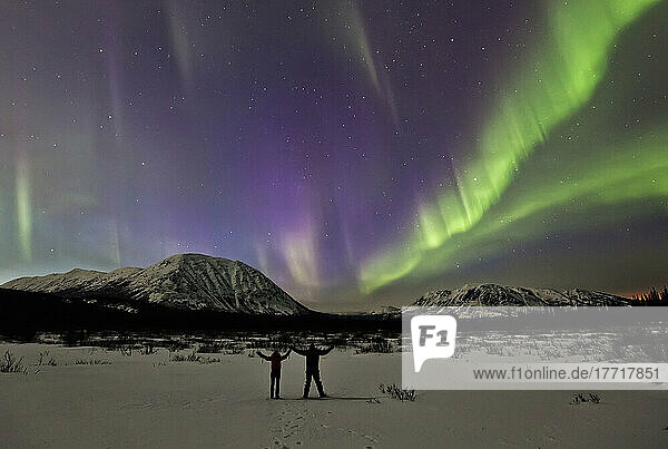 Menschen  die die Aurora Borealis oder Nordlichter im Yukon beobachten.