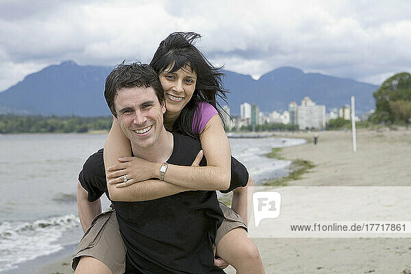 Paar am Kitsilano Beach mit der Innenstadt von Vancouver im Hintergrund  British Columbia