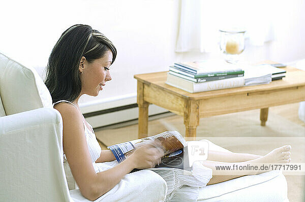 Frau liest Zeitschrift zu Hause  Saint John  New Brunswick
