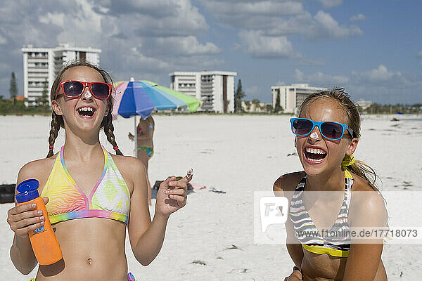 Zwei Mädchen am Strand  Sonnencreme auftragen  Sarasota  Florida