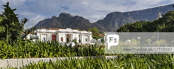 Südafrikanische Nationalgalerie mit Devil's Peak und Tafelberg im Hintergrund; Kapstadt  Westkap  Südafrika