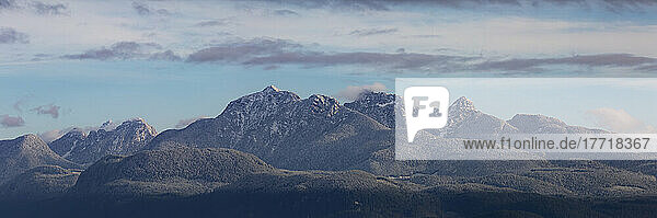 Neuschnee auf den Gipfeln der Golden Ears   die zu den Garibaldi Ranges in den Coast Mountains gehören; British Columbia  Kanada