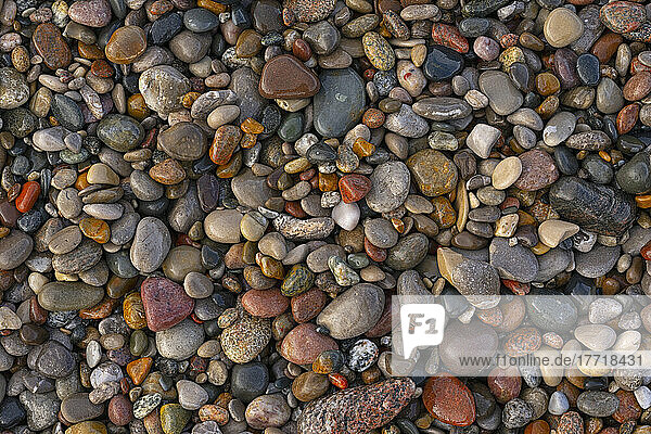 Mehrfarbige Steine am Ufer des Huron-Sees bei Grand Bend  Ontario; Grand Bend  Ontario  Kanada