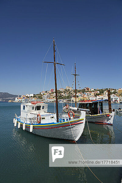 Nahaufnahme von Fischerbooten  die im Hafen der historischen Insel Kastellorizo (Megisti) vertäut sind; Dodekanes-Inselgruppe  Griechenland