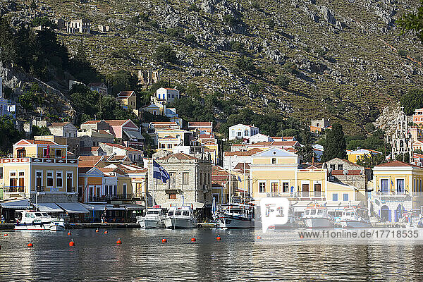Am Ufer vertäute Boote im Hafen von Gialos  Insel Symi (Simi); Dodekanes-Inselgruppe  Griechenland