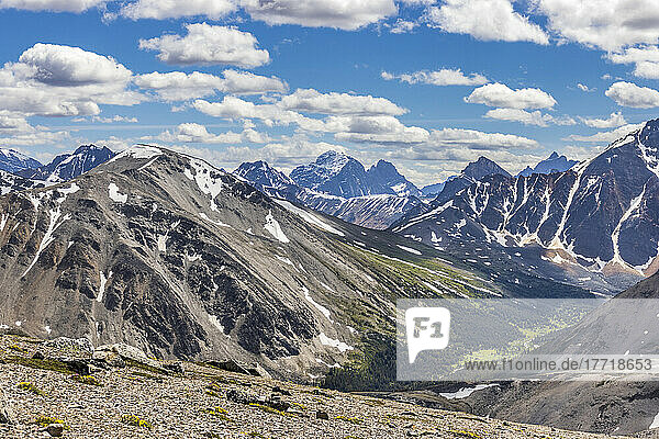 Blick vom Whistlers Mountain mit dem Marmot Peak auf der linken Seite und dem Whistlers Creek Tal im Jasper National Park; Alberta  Kanada