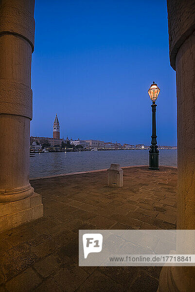 Der Markusplatz von der Punta della Dogana aus gesehen; Venedig  Venetien  Italien