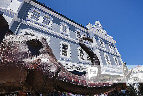 Elefanten-Skulptur der African Trading Port Gallery vor dem Old Port Captain's Building an der Victoria and Alfred Waterfront in Kapstadt; Kapstadt  Westkap  Südafrika