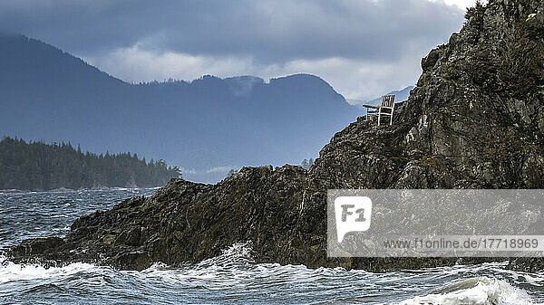Eine Holzbank steht auf einem schroffen Felsen mit Blick auf die zerklüftete Küste am Brady's Beach in Bamfield  Vancouver Island; Bamfield  British Columbia  Kanada