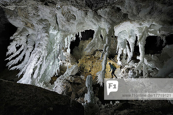 Ein Wissenschaftler bewundert die Gipslüster in der Lechuguilla-Höhle.