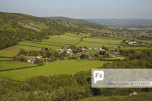 Blick über die Landschaft von den Hängen des Crook Peak  Mendip Hills  Somerset  Großbritannien; Somerset  England