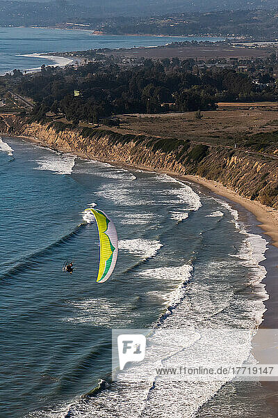 Luftaufnahme eines Paramotorers hoch über der kalifornischen Küste; Carpinteria  Kalifornien  Vereinigte Staaten von Amerika