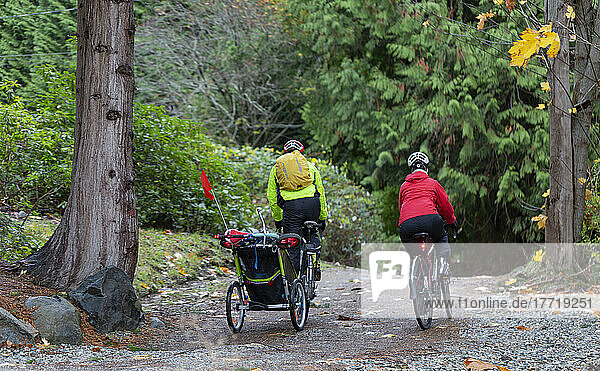 Familienradtour auf einem Weg entlang der Sunshine Coast; British Columbia  Kanada