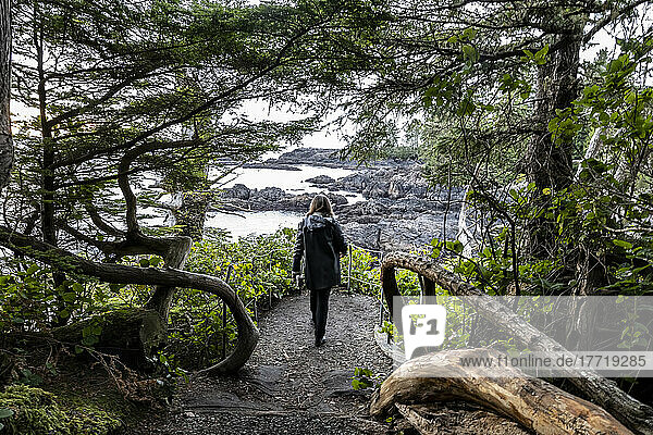 Frau beim Wandern auf dem Ucluelet Lighthouse Loop  Wild Pacific Trail  Vancouver Island; Ucluelet  British Columbia  Kanada