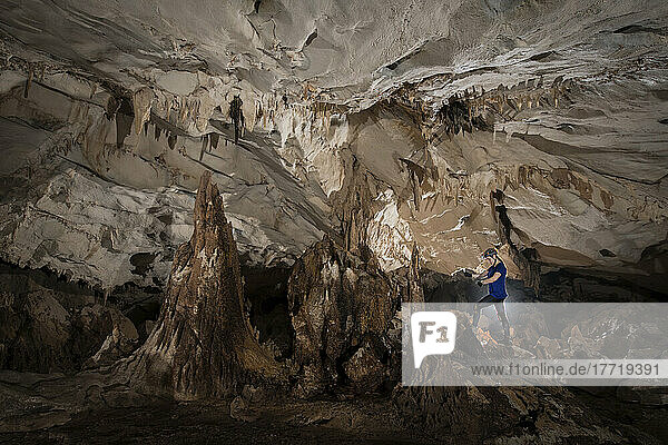Forscher bei der Untersuchung von Stalagmiten in einer Höhle im Gunung Mulu National Park; Sarawak  Borneo  Malaysia