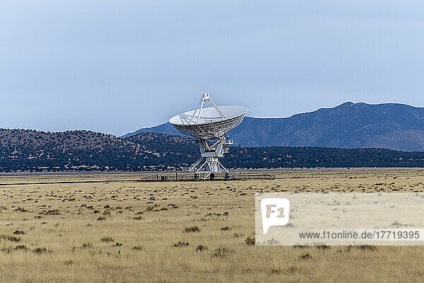 Eines der vielen Radioteleskope rund um den Very Large Array-Komplex des National Radio Astronomy Observatory in New Mexico; Magdelena  New Mexico  Vereinigte Staaten von Amerika