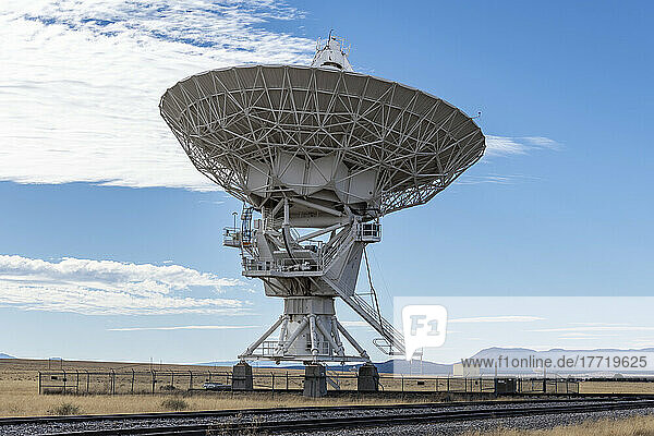Eines der vielen Radioteleskope rund um den Very Large Array-Komplex des National Radio Astronomy Observatory in New Mexico; Magdelena  New Mexico  Vereinigte Staaten von Amerika