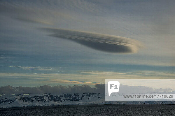 Antarktische Winde formen eine tropfenförmige Wolke über der Küste der Antarktischen Halbinsel; Antarktis