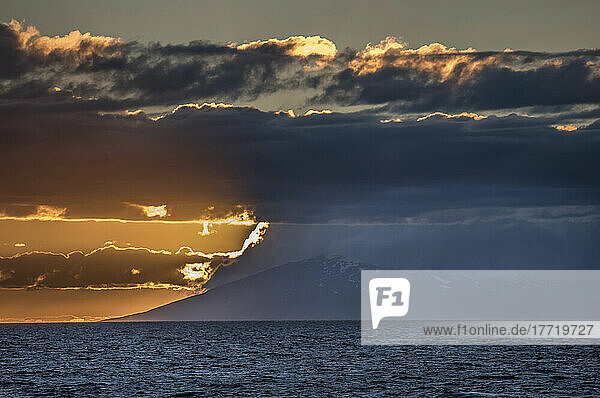 Sonnenuntergang vor der Südküste Islands  nahe der Insel Flatey; Island