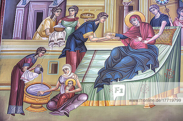 Nahaufnahme eines farbenfrohen religiösen Freskos der Geburt der Jungfrau Maria in der Heiligen Kirche St. Nikolaus in Koukaki; Athen  Griechenland
