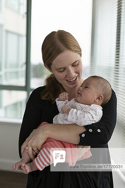 Porträt einer jungen Mutter mit ihrer kleinen Tochter; Surrey  British Columbia  Kanada